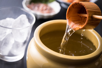 焼酎を注ぐ © BRAD