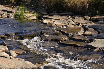ein fast ausgetrockneter Fluss mit kleinen Stromschnellen