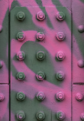 Metallflansch mit rosa Graffito