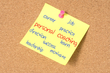 Eine Notiz auf einer Pinnwand und Personal Coaching