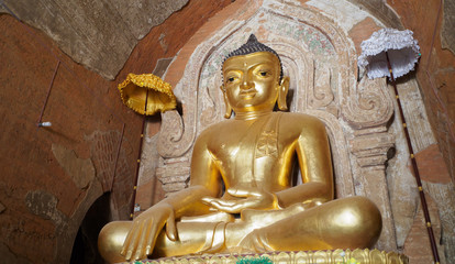 Obraz premium Htilominlo Temple is one of sacred and most ancient Buddhist constructions in Bagan, Myanmar