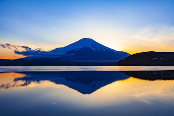Fototapeta na wymiar 夕暮れの富士山、山梨県山中湖にて