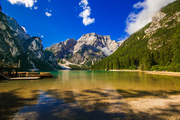 Magnifico panorama del famoso lago di Braies in Alto Adige