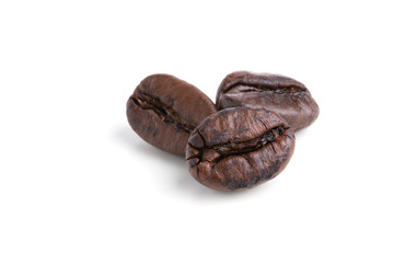 Obraz premium Roasted coffee beans isolated on pure white background for content using.