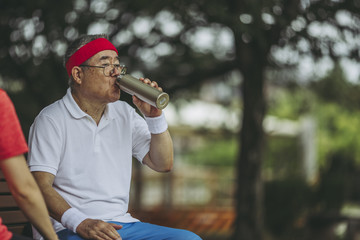 水分補給するシニア男性