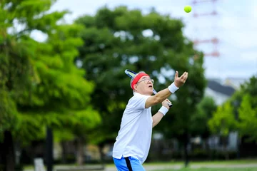 Zelfklevend Fotobehang テニスを楽しむシニア男性 © beeboys