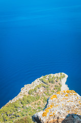 Les grandioses falaises du cap de Formentor à Majorque surplombant la mer Méditerrannée