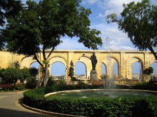 La Valette, fontaine et arcades du jardin Upper Barrakka Gardens (Malte)
