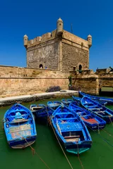Blaue Boote und blauer Himmel an der Zitadelle von Essaouira, Marokko © Loui Photo