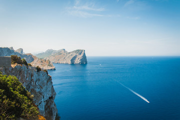 Les grandioses falaises du cap de Formentor à Majorque surplombant la mer Méditerrannée