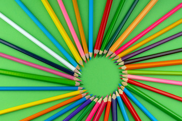 Obraz premium Colorful pencils are in a circle