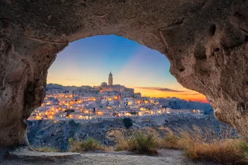 Fotobehang Matera, Italië. Stadsbeeld van de middeleeuwse stad Matera, Italië tijdens prachtige zonsondergang. © rudi1976