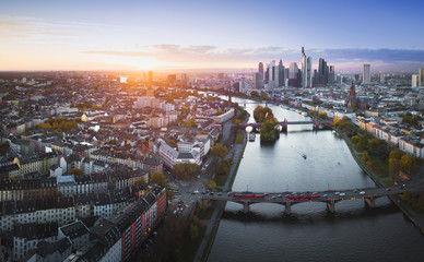 frankfurt von oben bei sonnenuntergang