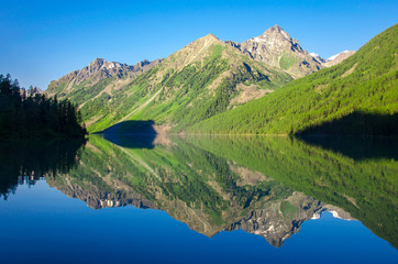Fototapeta na wymiar Mirror reflection of mountains in the Kucherlinsky lake, in the Gorny Altai.
