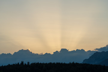 Gebirge und Wolken in der Abendsonne