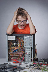 jeune adolescent geek réparant son ordinateur