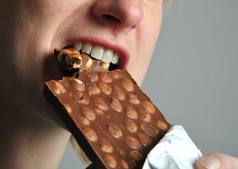 Fototapeta premium mensch mann frau beim naschen detail zähne beißen schikolade ab