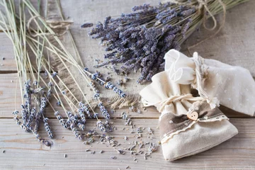Photo sur Plexiglas Lavande Dried lavender and sacks on wooden table