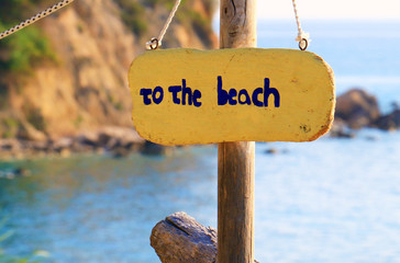 Sign with the text to the beach