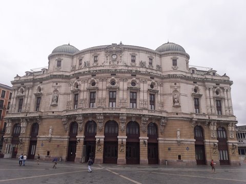 Teatro Arriaga de Bilbao - Edificio neobarroco de finales del siglo XIX, obra del arquitecto Joaqu&iacute;n de Rucoba .
