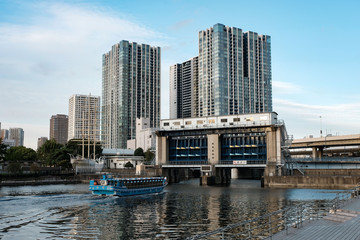 Obraz premium 運河と船とビル canal ship building