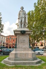 Fototapeta na wymiar Statua Alfieri Asti