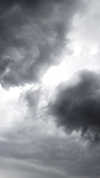 Depressie - somber weer met donkere wolken en regen