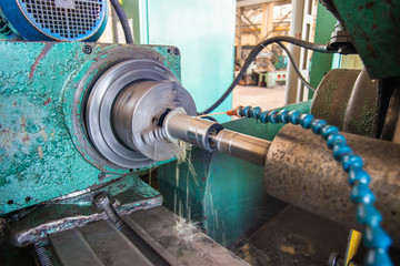 Grinding on the internal grinding machine tools of metal products, with water cooling.