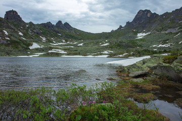 Горное очень чистое и прозрачное озеро. Великолепный летний пейзаж в горах. Шикарный вид природы
