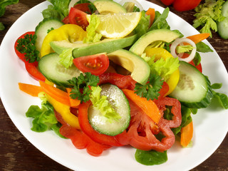 Gemischter Salat mit Avocado
