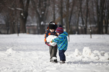 Fototapeta na wymiar Brothers play winter games