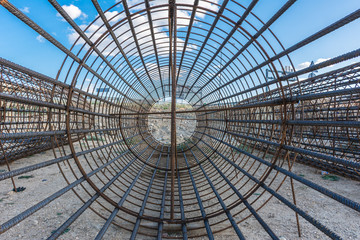 Metallic reinforcements to get the concrete to settle