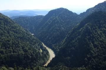 Fototapeta na wymiar Przełom Dunajca widziany ze szczytu górskiego