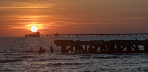 Obraz premium Sunset on Vada pier