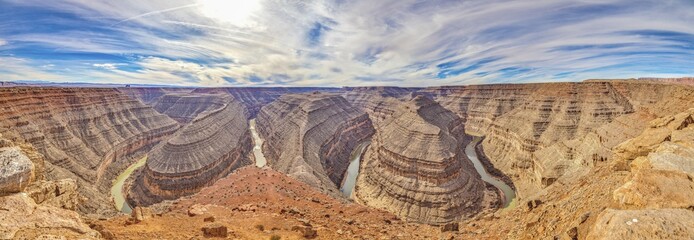 Panoramaaufnahme vom Muley Point in Arizona auf den Colorado River fotografiert tagsüber im...