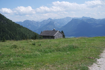 Fototapeta na wymiar einsame Berghütte in Österreich