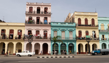 Fototapeta na wymiar Colored buildings in Havanna Cuba
