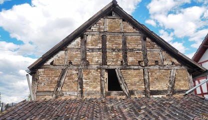 alte Gebäude mit Fachwerk und Ziegeln