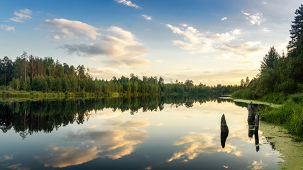 летний вечерний пейзаж на Уральском озере с соснами на берегу, Россия, август © 7ynp100