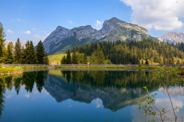 Fototapeta na wymiar Das Tennengebirge spiegelt sich im See