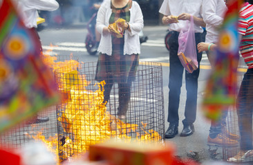 Chinese traditional religious practices, Zhongyuan Purdue, Chinese Ghost Festival, believers burned...