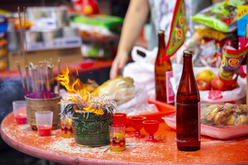 Chinese traditional religious practices, Zhongyuan Purdue, Chinese Ghost Festival, believers burn incense, blessing, incense burner on fire