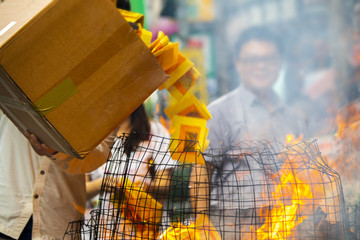 Chinese traditional religious practices, Zhongyuan Purdue, Chinese Ghost Festival, believers burned...