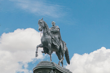 Obraz premium The statue of King Johann Saxon in Dresden in Germany against the blue sky.