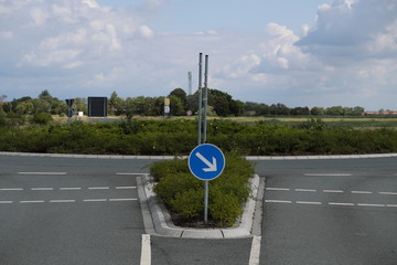 Einfahrt in Verkehrskreisel mit Verkehrsschild vorgeschriebene Vorbeifahrt rechts vorbei - Stockfoto