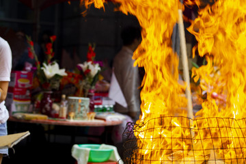 Chinese traditional religious practices, Zhongyuan Purdue, Chinese Ghost Festival, believers burned paper money