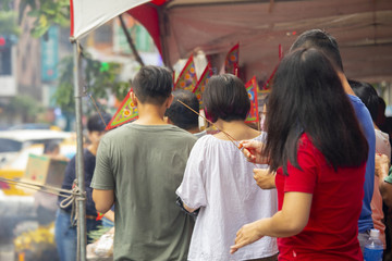 Chinese traditional religious practices, Zhongyuan Purdue, Chinese Ghost Festival, believers burn incense and pray