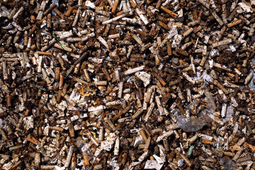 大量のたばこの吸い殻