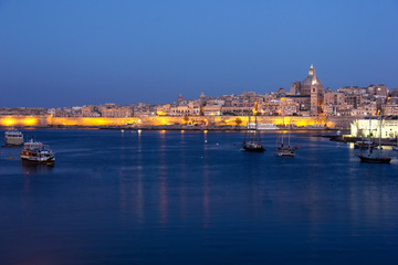Obraz premium Early morning dawn of Valletta Grand Harbour from Sliema, Malta