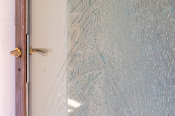 Zerbrochene Glasscheibe einer Terrassentür